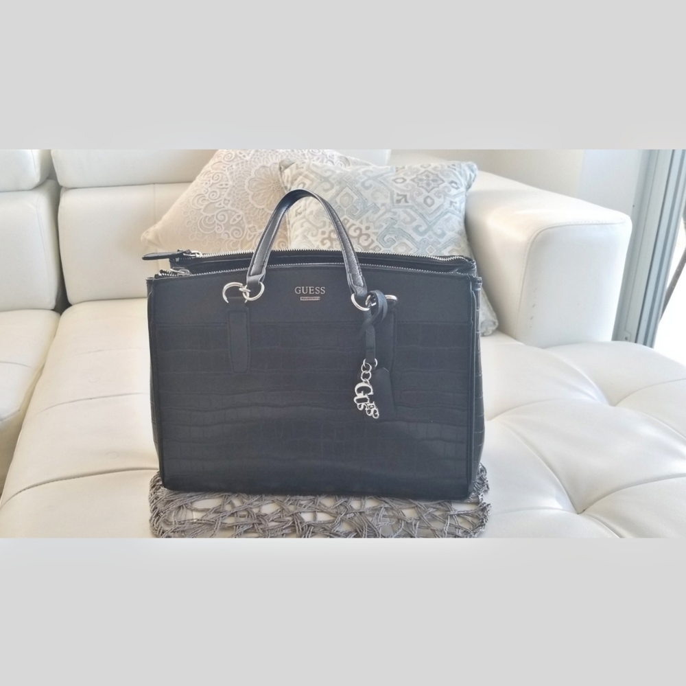 Like new! Guess Satchel Bag 👜